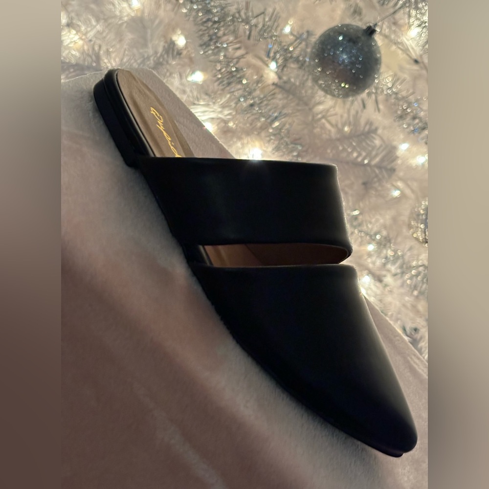 Black color slit